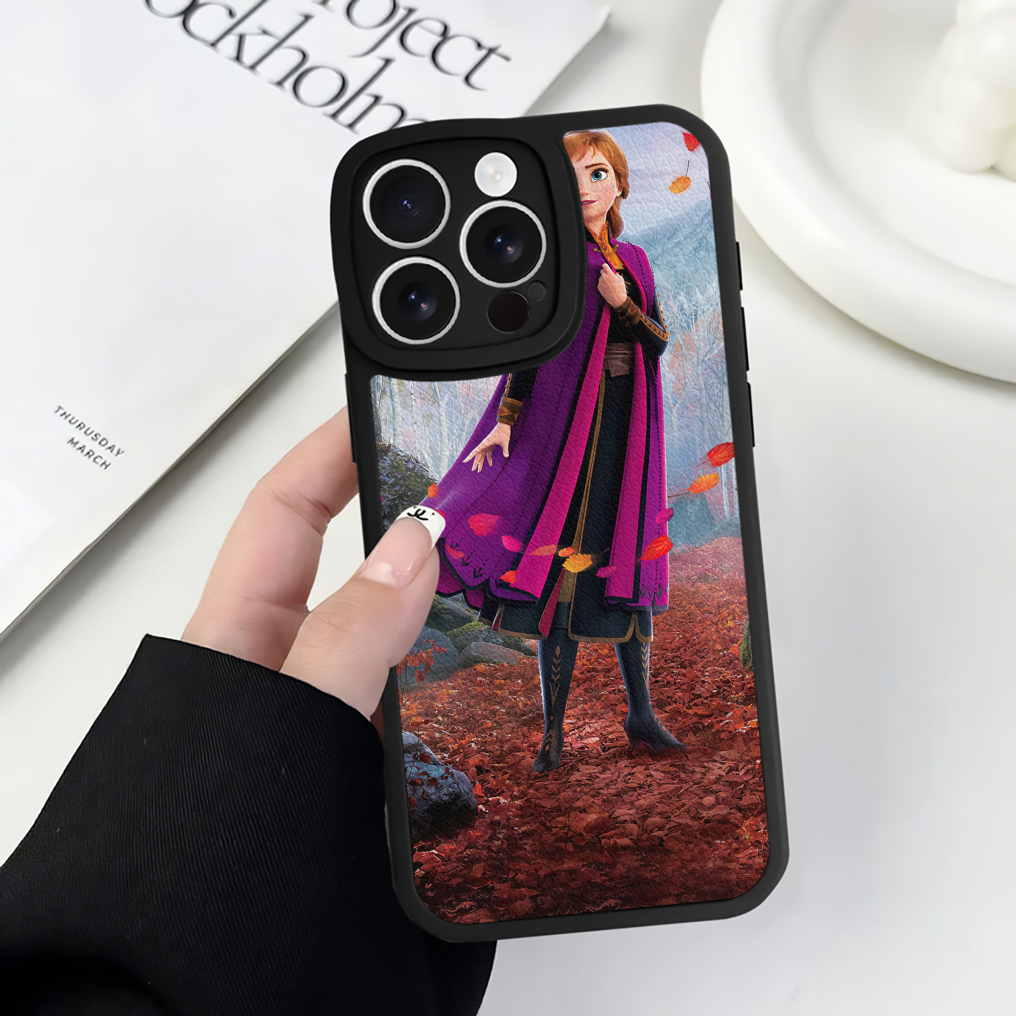（画像用） アナと雪の女王 アンナ エルサ Frozen Anna Elsa 【iPhone 16シリーズ対応】シリコンスマホケース（レザー調） 材質：シリコン